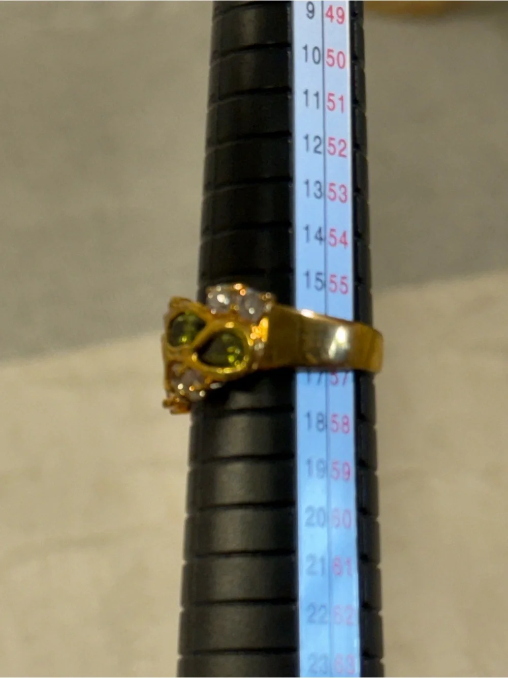 Vtg Gold-Tone Green Gemstone Cluster Ring - Elegant Women's Size 8 Ring NOTE